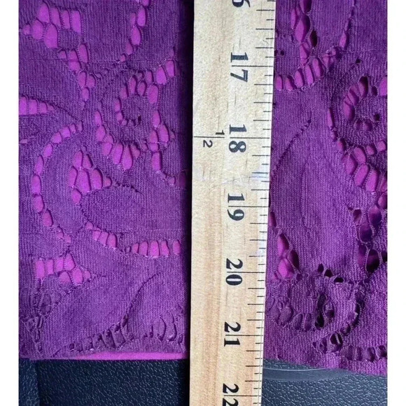 Cabi Embroidered Floral Lace Pencil Skirt Size 10 Midi Knee Length Magenta - Picture 8 of 8